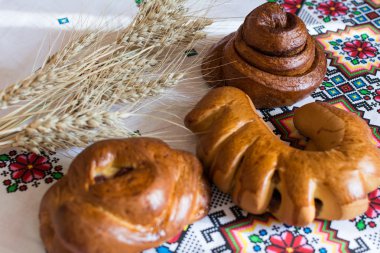 Cheesecake kiraz ile kruvasan, reçelli çörek salyangoz haşhaş tohumu ile