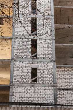 Tamamlanmamış çok katlı bir bina