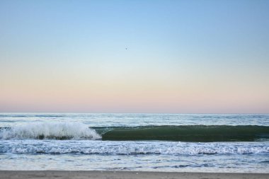 Gün batımında Karadeniz 'de bir dalganın tepesi, seçici bir odak noktası. Deniz dalgaları arkaplan serisi resimleri.