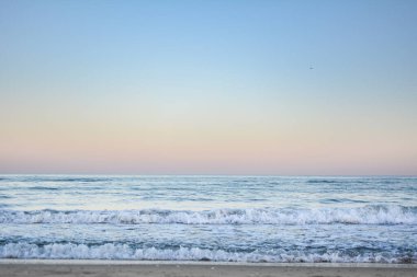 Gün batımında Karadeniz 'de bir dalganın tepesi, seçici bir odak noktası. Deniz dalgaları arkaplan serisi resimleri.
