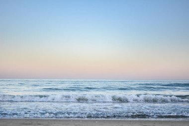 Gün batımında Karadeniz 'de bir dalganın tepesi, seçici bir odak noktası. Deniz dalgaları arkaplan serisi resimleri.