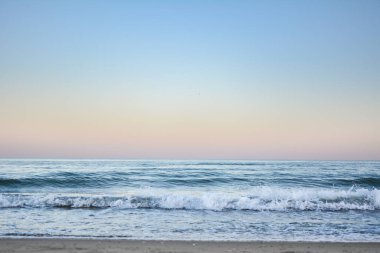 Gün batımında Karadeniz 'de bir dalganın tepesi, seçici bir odak noktası. Deniz dalgaları arkaplan serisi resimleri.