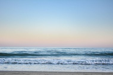 Gün batımında Karadeniz 'de bir dalganın tepesi, seçici bir odak noktası. Deniz dalgaları arkaplan serisi resimleri.