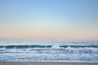 Gün batımında Karadeniz 'de bir dalganın tepesi, seçici bir odak noktası. Deniz dalgaları arkaplan serisi resimleri.