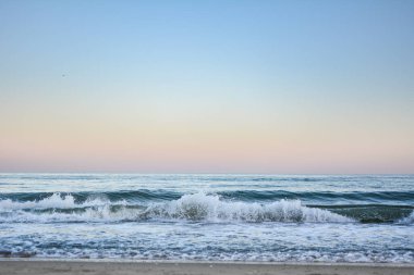 Gün batımında Karadeniz 'de bir dalganın tepesi, seçici bir odak noktası. Deniz dalgaları arkaplan serisi resimleri.