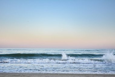 Gün batımında Karadeniz 'de bir dalganın tepesi, seçici bir odak noktası. Deniz dalgaları arkaplan serisi resimleri.