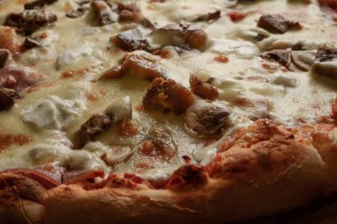 - Pizza. Capricciosa pizzası (Jambon, sarımsaklı patlıcan, koyun peyniri, mantar, peynir, mayonez, İtalyan domates sosu)