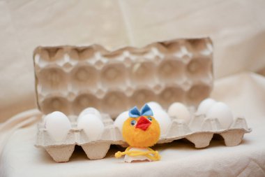 Yumurtalı tavuk konsepti. Oyuncak civcivler yumurta kutusundaki yumurtadan çıktılar..