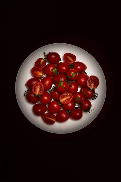 Cherry Rajčata Bílém Talíři Černém Pozadí Zblízka Horní Pohled — Stock fotografie