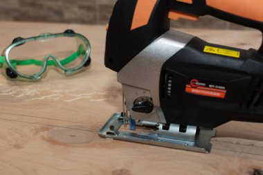 Çam ağacını demir testeresiyle keserken çekilen fotoğrafı kapat.