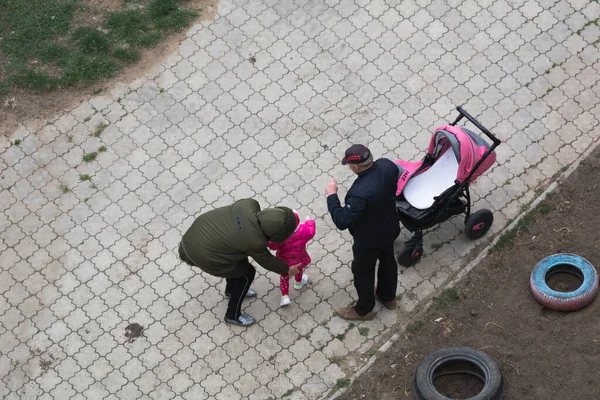 Тирасполь Молдова Квітня 2020 Чоловік Жінка Дитиною Гуляють Вулиці Під — стокове фото