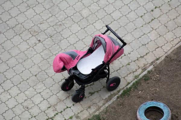 粉红婴儿车在街上 — 图库照片