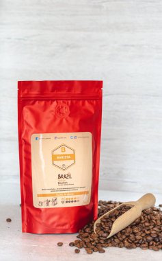 Tiraspol, Moldova - 12 Şubat 2021 Degas vanalı kırmızı kahve torbası. Kahve çekirdekleri% 100 Arabika, marka Barista Kahve - Brezilya Sarı Burbon.