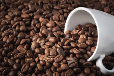 Metnin için fotokopi alanı olan kavrulmuş fasulyeli kahve bardağı.