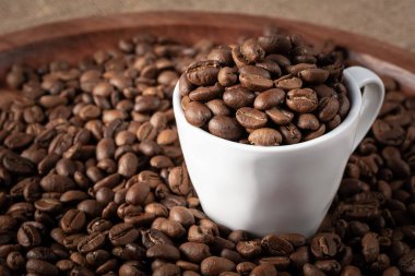 Metnin için fotokopi alanı olan kavrulmuş fasulyeli kahve bardağı.