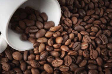 Metnin için fotokopi alanı olan kavrulmuş fasulyeli kahve bardağı.