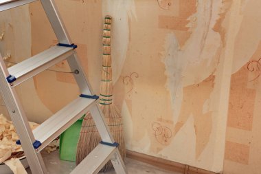 Merdiven ve duvar kağıtların asıldığı yerden soyuluyor..