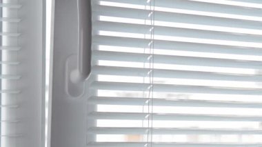 Beyaz Plastik Pencere 'yi Yakından Kapayan Bir Kadın.