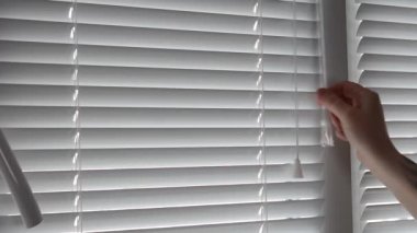 Kadın Eli Aç Panjurlar Penceresi