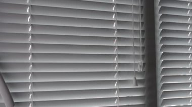 Kadın Eli Aç ve Pencereyi Kör Et