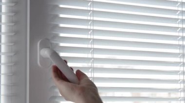 Beyaz Plastik Pencere 'yi Kapı Kolundan Açan Bir Kadın.