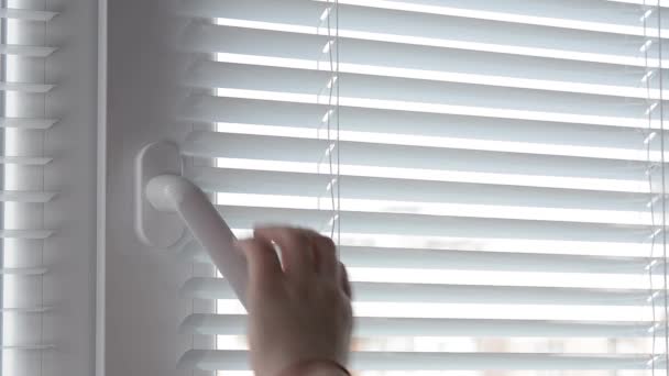 Una mujer abre y cierra la ventana de plástico blanco por la manija. — Vídeos de Stock