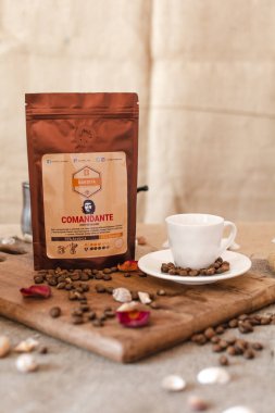 Tiraspol, Moldova - 19 Mart 2021: Degaz vanalı yumuşak paket kahve. Viyana kahvesi karışımı.% 75 Arabika,% 25 Robusta, bir fincan kahve ve gül yaprağı. Kahve konsepti