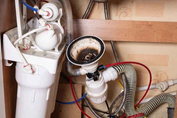 Mutfakta kırık lavabo. Tıkalı lavabo gideri. Tesisat servisi. Boşaltma ve osmotik su filtreleme sistemi.