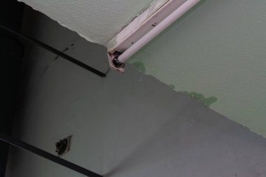 Çatı sızıntısı, evin girişindeki su hasarlı çatı.