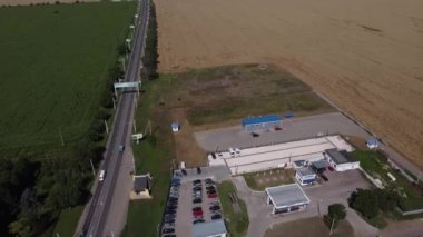 Şehir trafiğinin üst görüntüsü DJI Mavic Mini 2 'de 4K görüntüsü