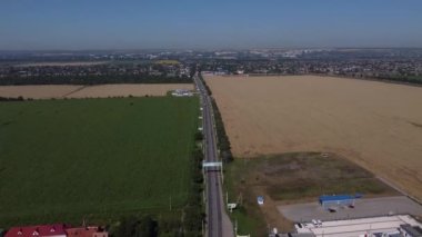 Şehir trafiğinin üst görüntüsü DJI Mavic Mini 2 'de 4K görüntüsü