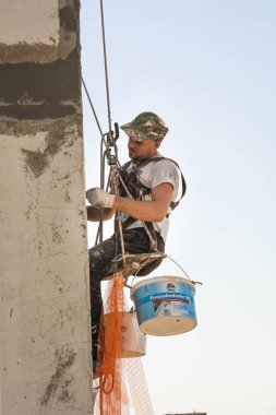 Tiraspol, Moldova - 15 Temmuz 2021 Endüstriyel dağcı bir yerleşim yerinin beton levhalarını mühürledi