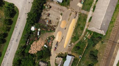 Buğday depolama tepeciklerinin hava görüntüsü. Buğday hasatı.