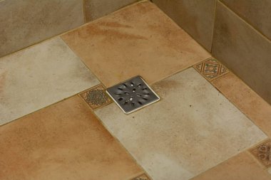 Banyodaki Eski Paslanmaz çelik drenaj.