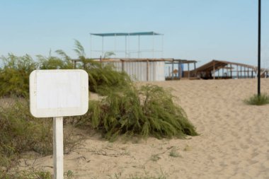 Plajdaki yazı için bir tabak. Yazıtsız beyaz tahta.