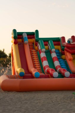 Plajda batan güneşin ışınlarında şişme lastik kayması