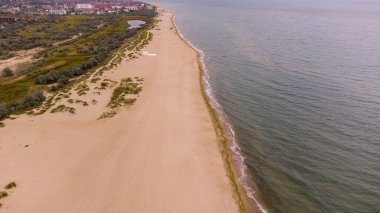 Bulutlu bir günde gün batımında Karadeniz sahilinin insansız hava aracı manzarası. Karadeniz 'in güzel dalgaları ve sarı kum. Deniz Burnu