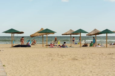 Zatoka, Odessa, Ukrayna - 1 Eylül 2021: İnsanlar plajda dinleniyor.