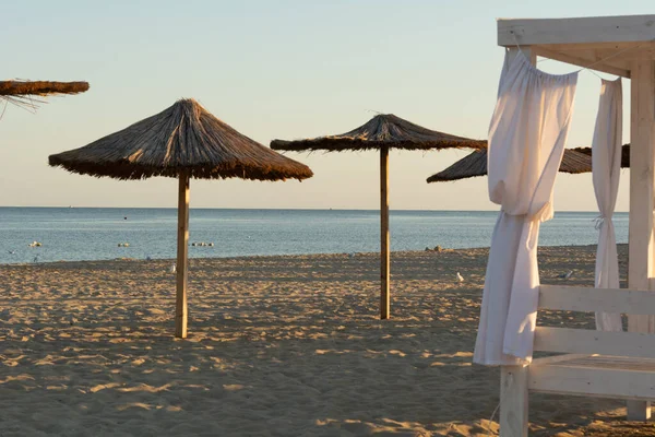 Gün Batımında Plaj Güzel Karadeniz Zeminine Karşı Kumsal Şemsiyeleri Çadırları — Stok fotoğraf