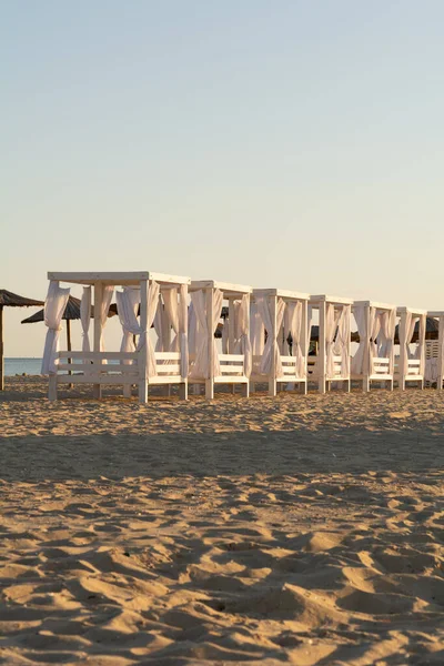 Tentes Plage Dans Les Rayons Soleil Couchant Scène Plage — Photo