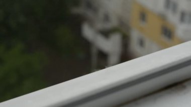 Pvc pencere çerçevesine düşen yağmur damlaları