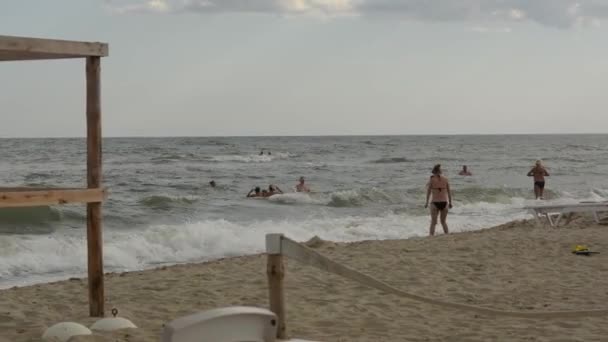 Zatoka Odessa Ukraine September 2021 Men Women Children Swim Stormy — Stock Video