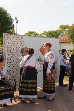 Bender, Tanınmayan Transnistria Cumhuriyeti: 21 Ekim Şarap Günü. Balkan halk kostümlü kadınlar, tanınmayan Transnistria cumhuriyetinde şarabı kutladılar.