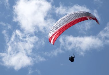 Gökyüzünde yamaç paraşütü