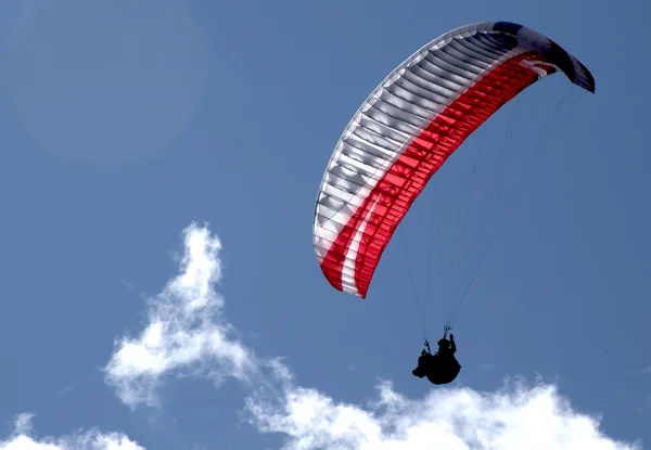 Paralotniarstwo na niebie — Zdjęcie stockowe