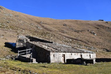 Settefontane dağ otlağı, Elvo Vadisi 'nde, Biella bölgesinde, Mucrone Dağı' nın yamaçlarının altında.
