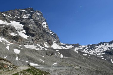 Matterhorn, Duca degli Abruzzi sığınağına tırmanırken görülen muhteşem bir dağ..