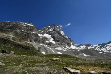 Matterhorn, Duca degli Abruzzi sığınağına tırmanırken görülen muhteşem bir dağ..