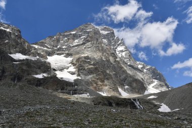 Matterhorn, Duca degli Abruzzi sığınağına tırmanırken görülen muhteşem bir dağ..