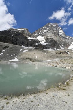Matterhorn, Duca degli Abruzzi sığınağına tırmanırken görülen muhteşem bir dağ..
